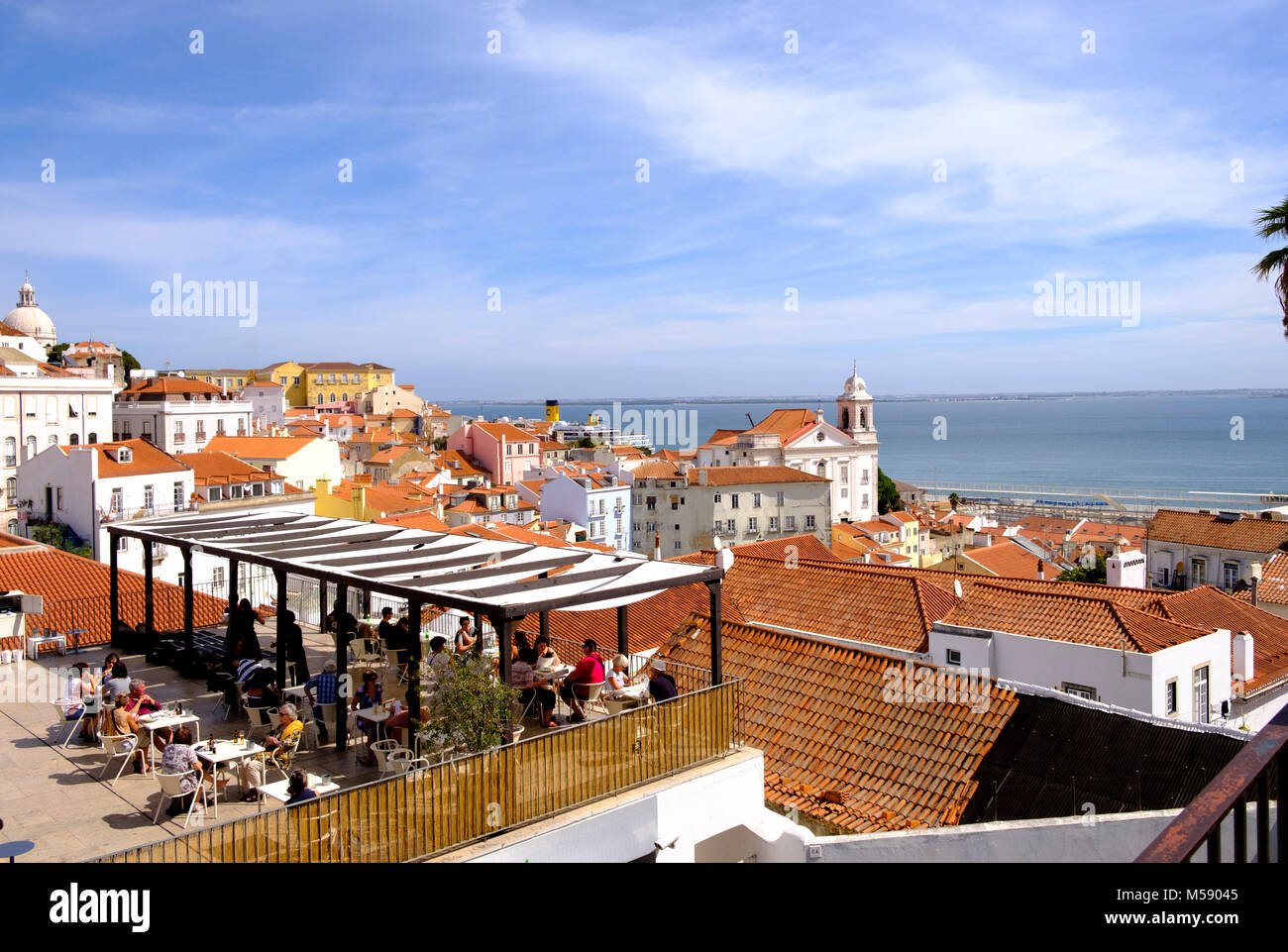 Viewpoint cafe di Alfama affacciato sul fiume Tagus in estate , Lisbona, Portogallo Foto Stock