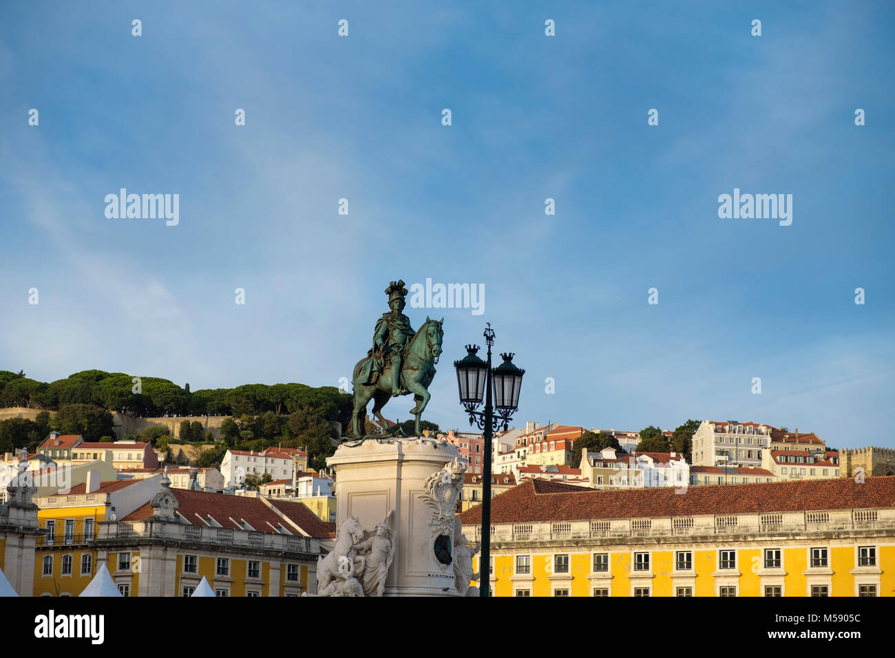 Comercio Square con la statua di Dom José con l'Alfama e il castello di sfondo, Lisbona, Portogallo Foto Stock