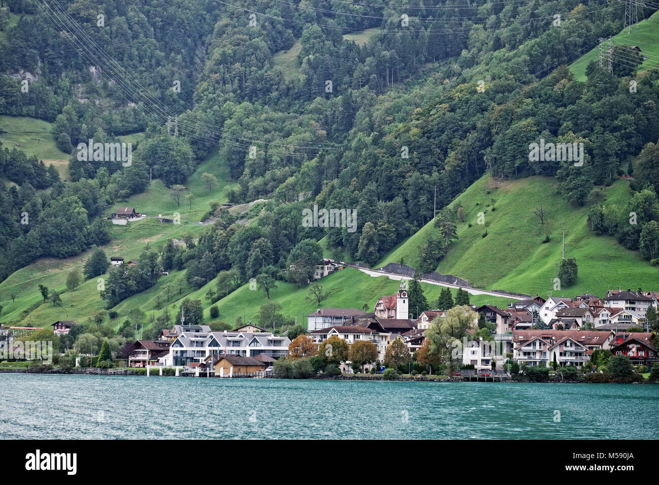 Il lago di Lucerna ha diverse città e villaggi lungo la sua riva. SISIKON È UNO DI QUESTI. Essa è servita da entrambi su strada e il trasporto d'acqua. Foto Stock