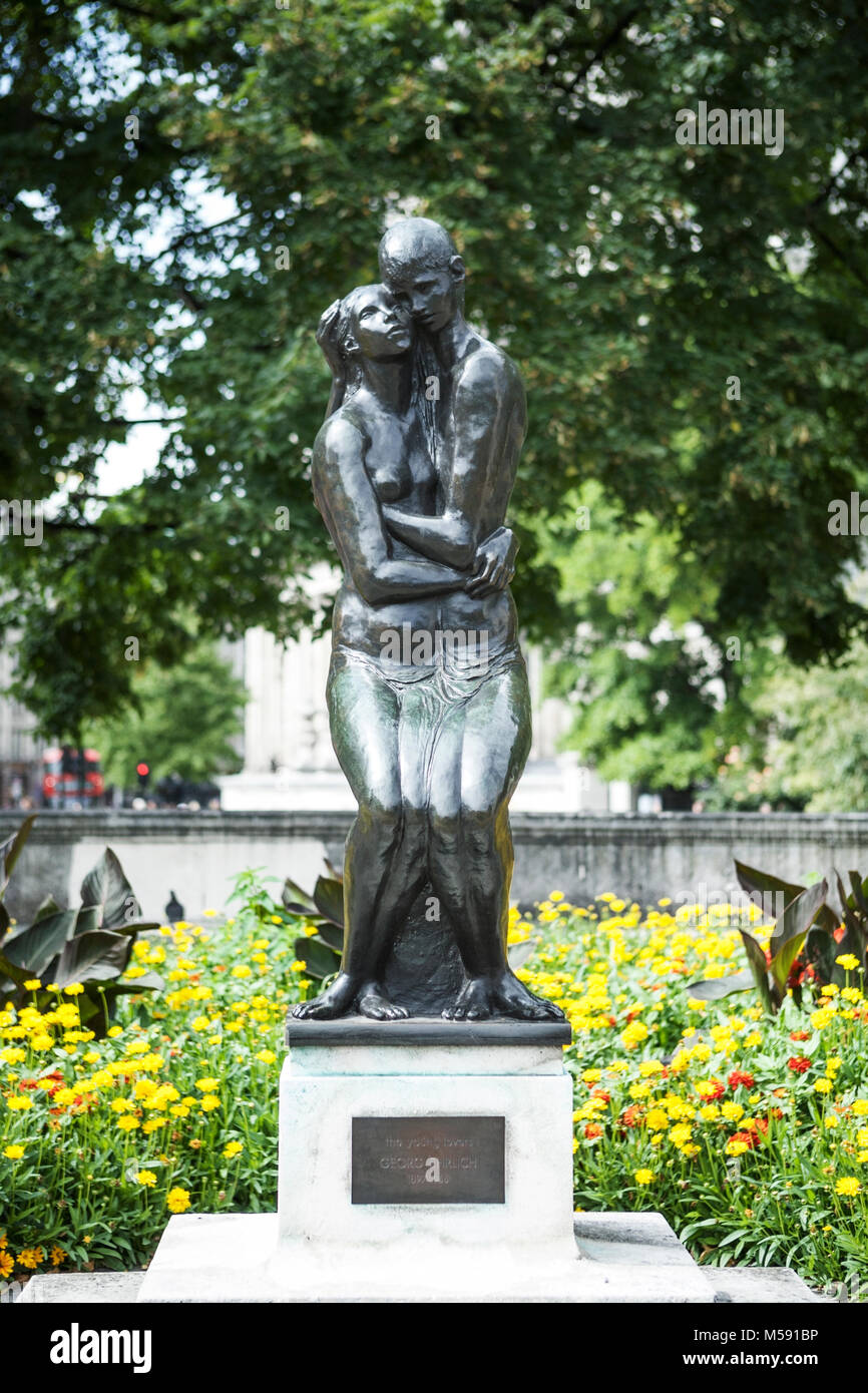 I giovani innamorati, la scultura di Georg Ehrlich, San Paolo sagrato, Festival dei giardini, città di Londra, Inghilterra, Regno Unito. Foto Stock