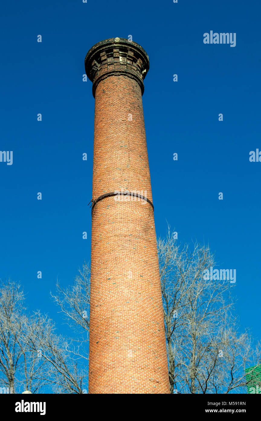 Mattoni vecchi fumaiolo isolato e ritagliato sul cielo blu Foto Stock