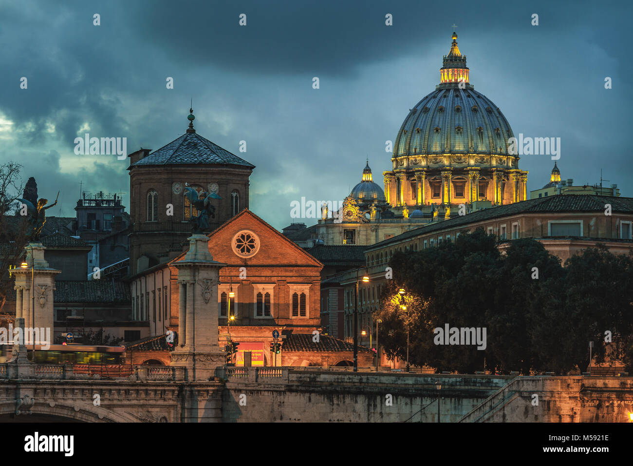 Il cupolone di San Pietro visto dal lungo Tevere. Roma, Lazio, Italia, Europa Foto Stock