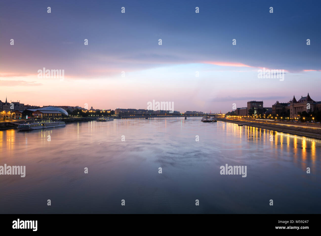 Danubio a Budapest nel crepuscolo Foto Stock