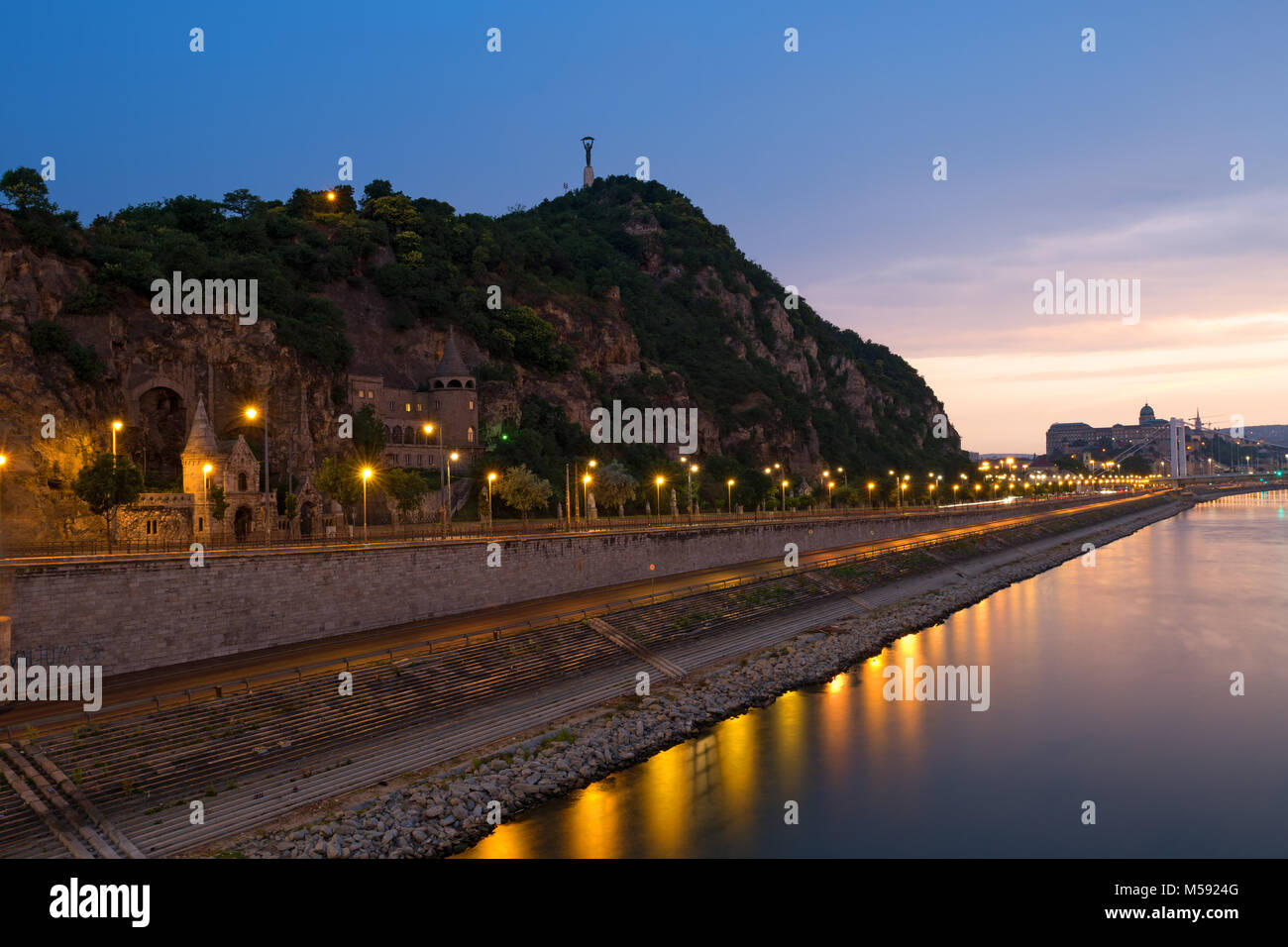 La collina Gellert con grotta Chiesa vista notturna, Budapest Foto Stock