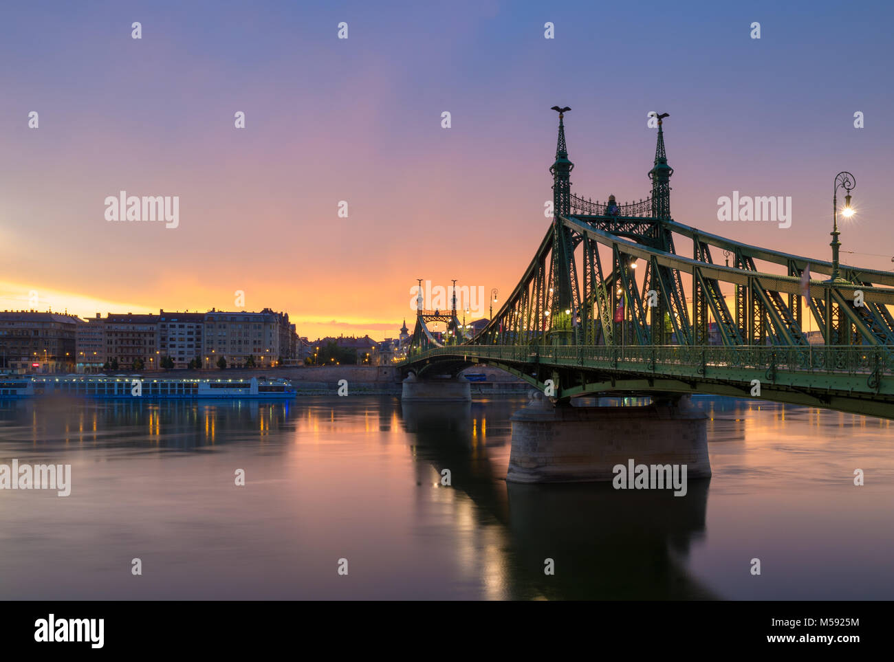 Ponte della Libertà, ancora fiume Danubio in Mattina e bagliore di Budapest Foto Stock