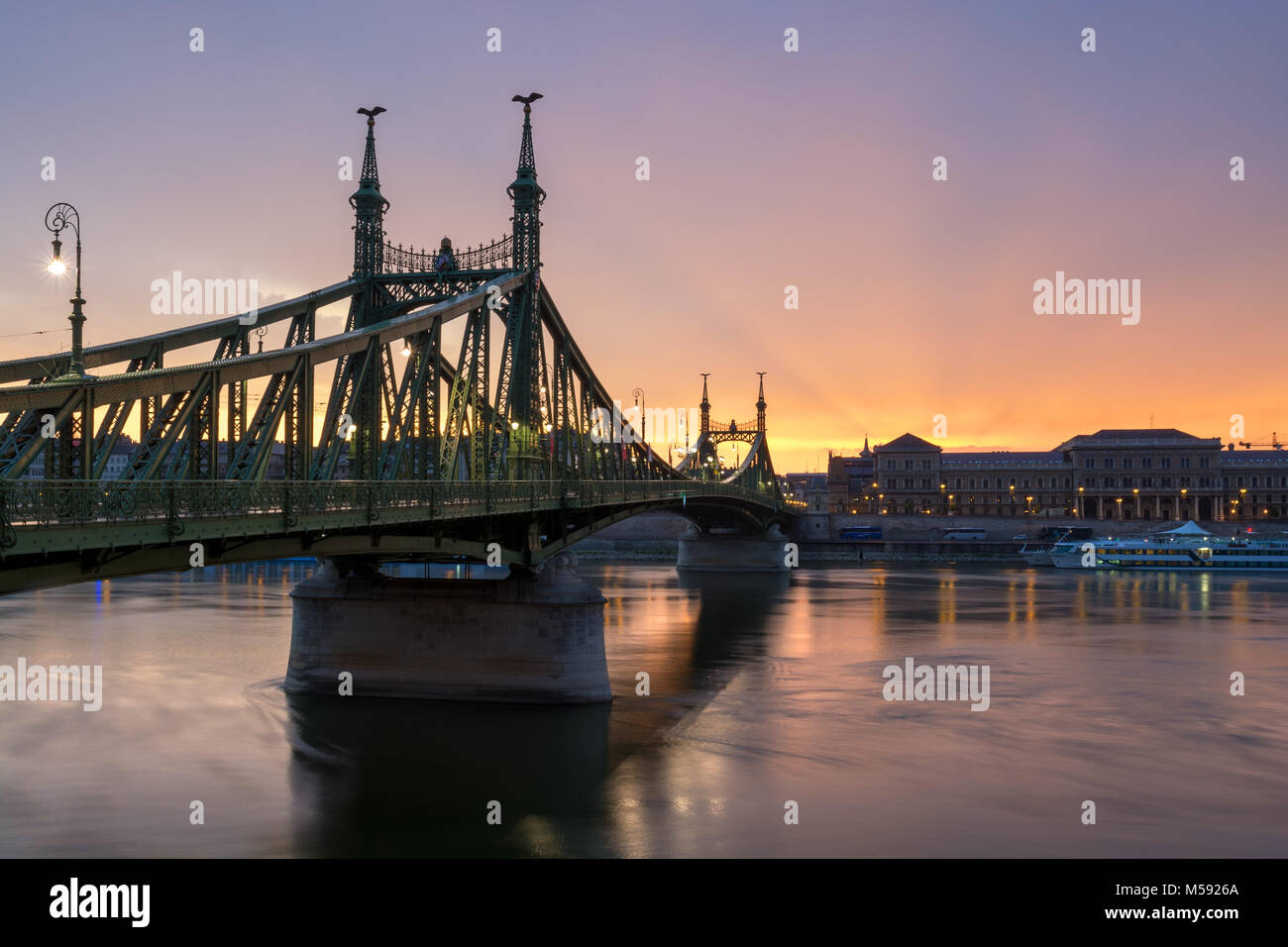 Ponte della Libertà, il fiume Danubio in Mattina e bagliore di Budapest Foto Stock