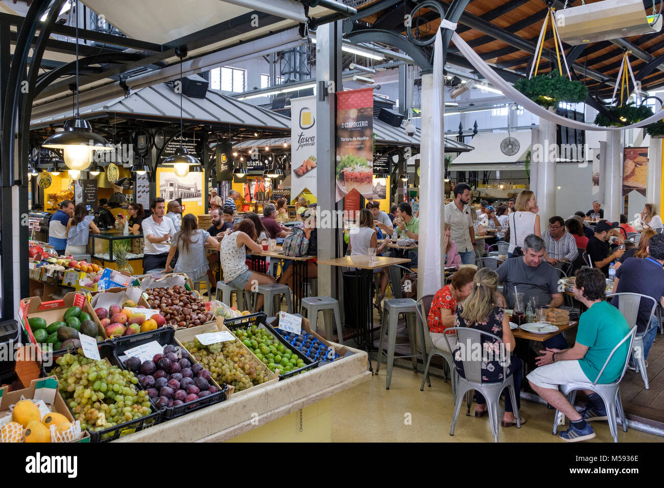 Campo de Ourique Mercato e Food Hall tra Estrela e Amoreiras quartieri, Lisbona, Portogallo Foto Stock