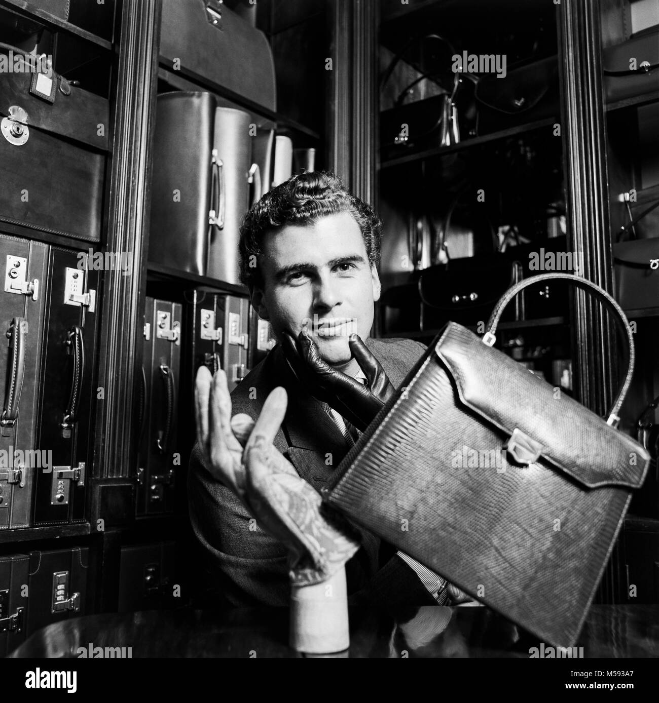 Trevor Pickett, eccentrico inglese, designer e fornitore su misura di prodotti in pelle, fotografata nel suo primo negozio il 26 Luglio 1989 Foto Stock