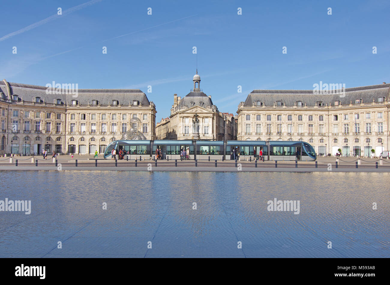 La città di Bordeaux, vista panoramica. La "Place de la Bourse" a Bordeaux è stato progettato dal regio architetto Jacques Ange Gabriel tra 1730 e 1775 Foto Stock