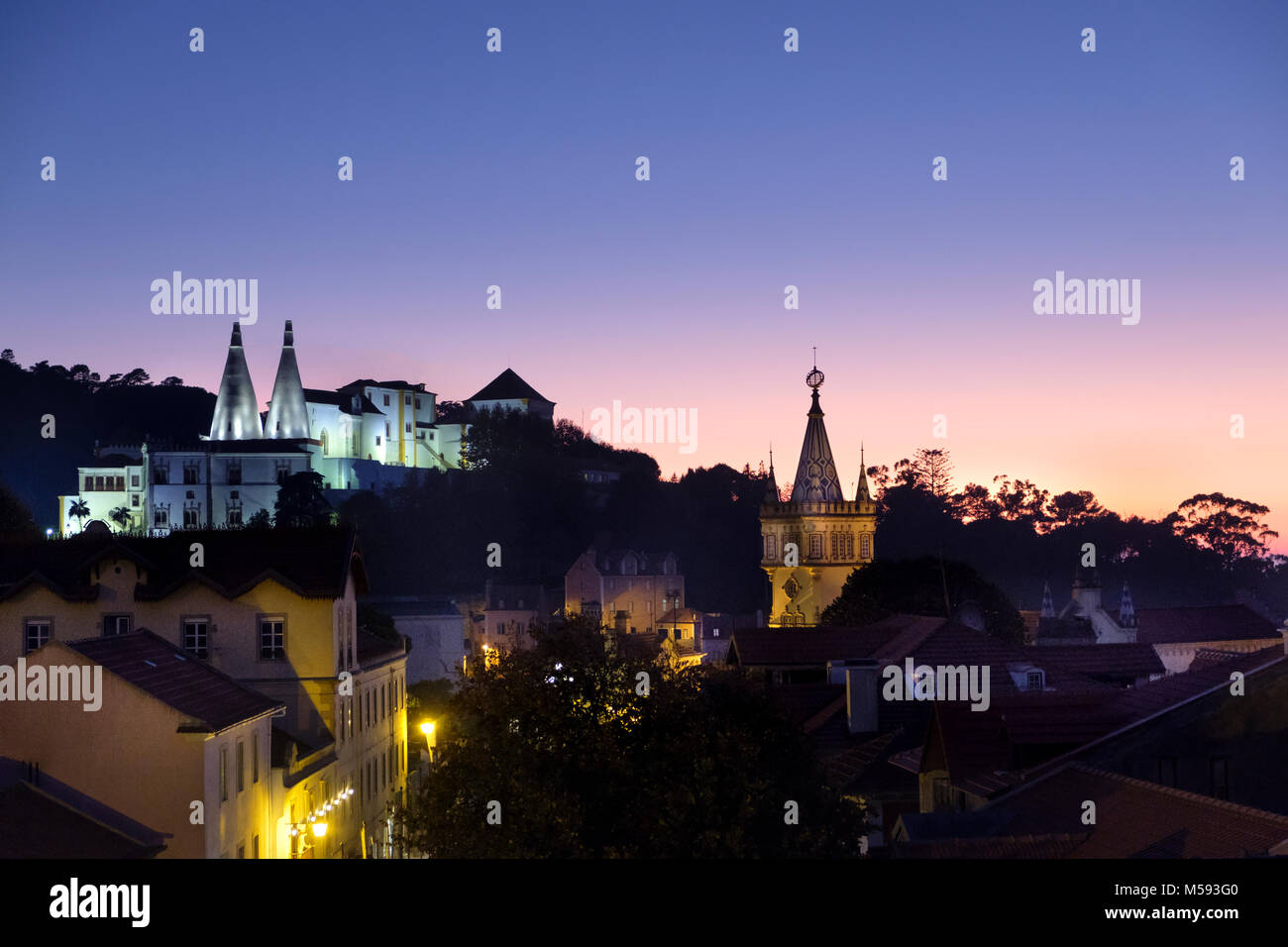 Tramonto con tetti e Municipio Torre (circa 1154) e il Palazzo di Sintra, Sintra, Portogallo Foto Stock