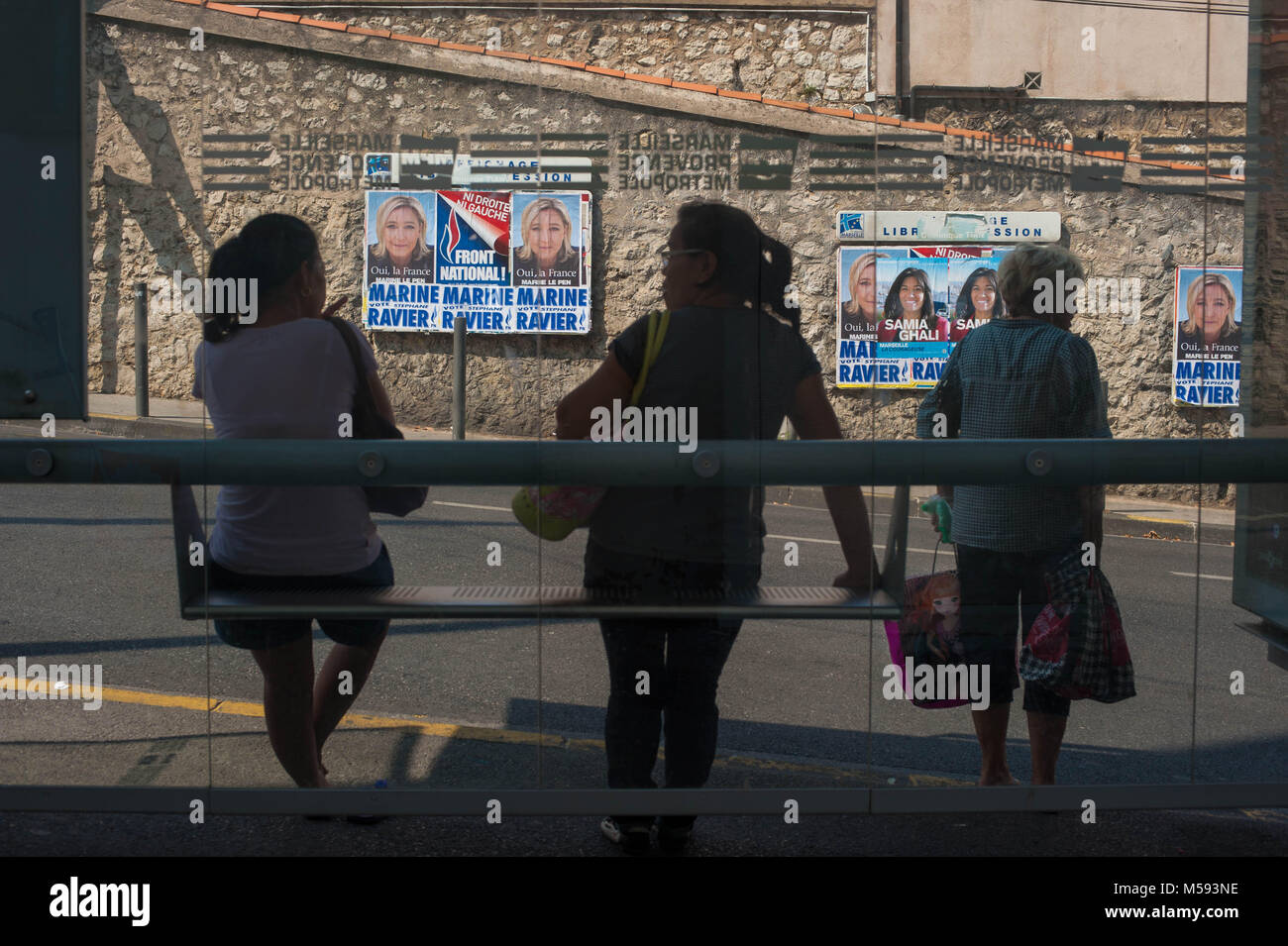 Marseille, Francia. Affissioni di Marine Le Pen campagna politica. Foto Stock