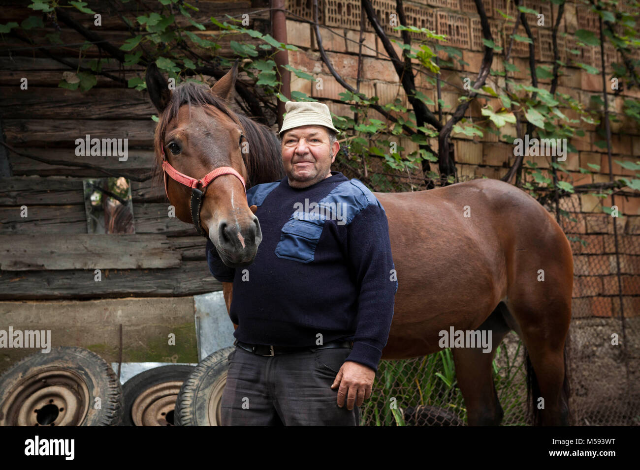 Contadino rumeno con cavallo Foto Stock