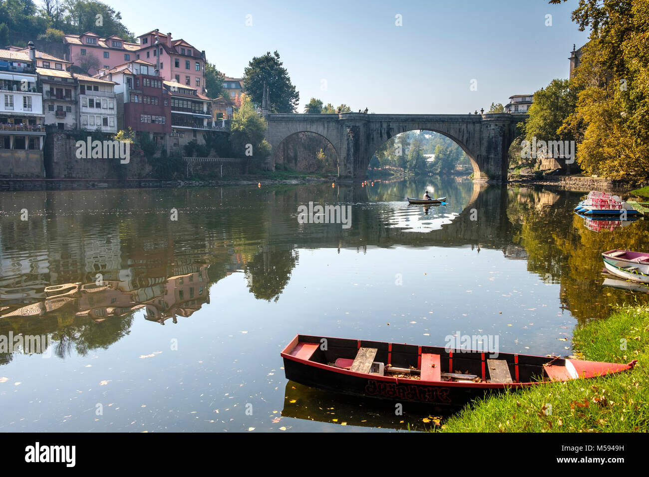 Fiume Tâmega trogolo in esecuzione Amarante, Regione di Porto, Portogallo Foto Stock