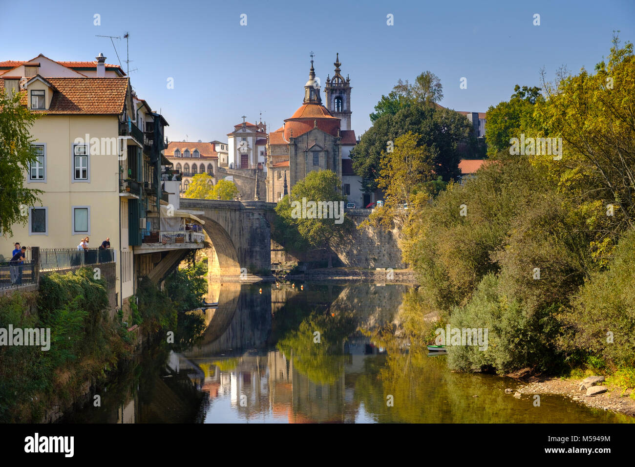 Fiume Tâmega trogolo in esecuzione Amarante, Regione di Porto, Portogallo Foto Stock