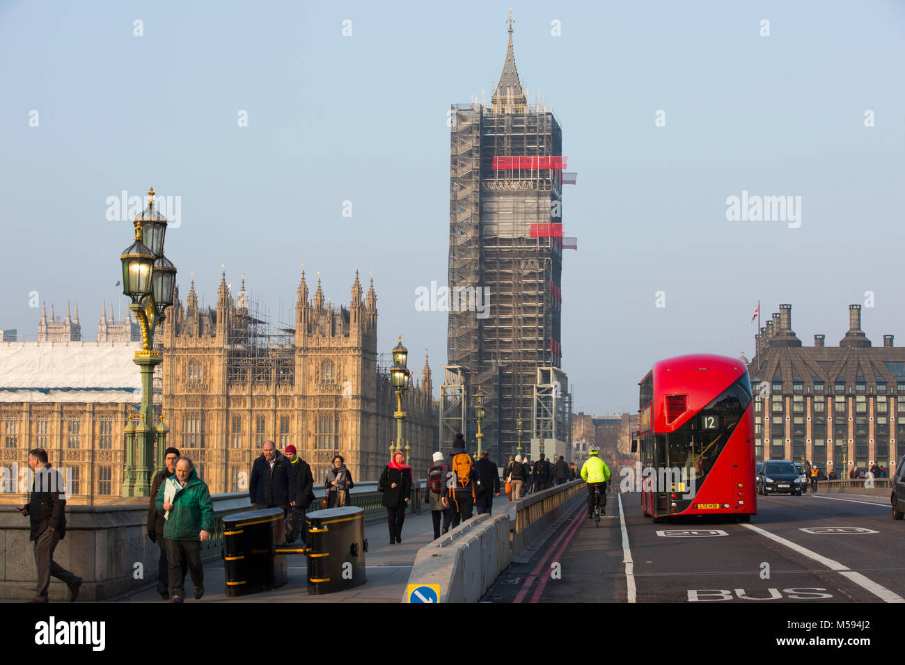 Vista verso il rinnovato parti del case del Parlamento a tutta Westminster Bridge, London, Regno Unito Foto Stock