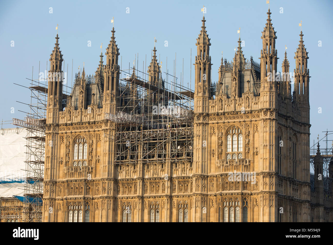 Vista verso il rinnovato parti del case del Parlamento a tutta Westminster Bridge, London, Regno Unito Foto Stock