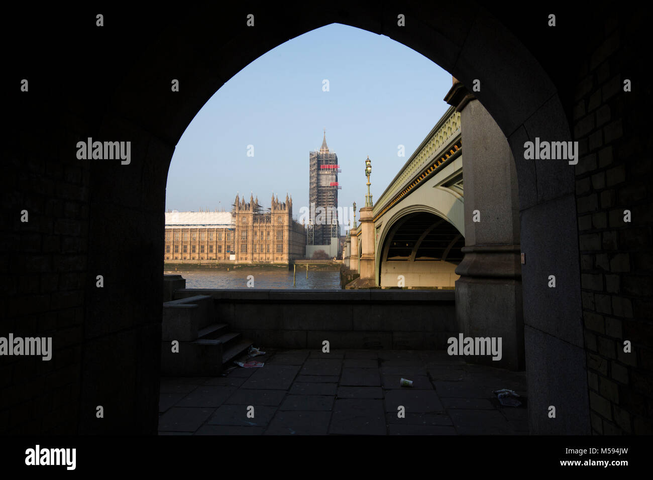 Vista verso il rinnovato parti del case del Parlamento a tutta Westminster Bridge, London, Regno Unito Foto Stock