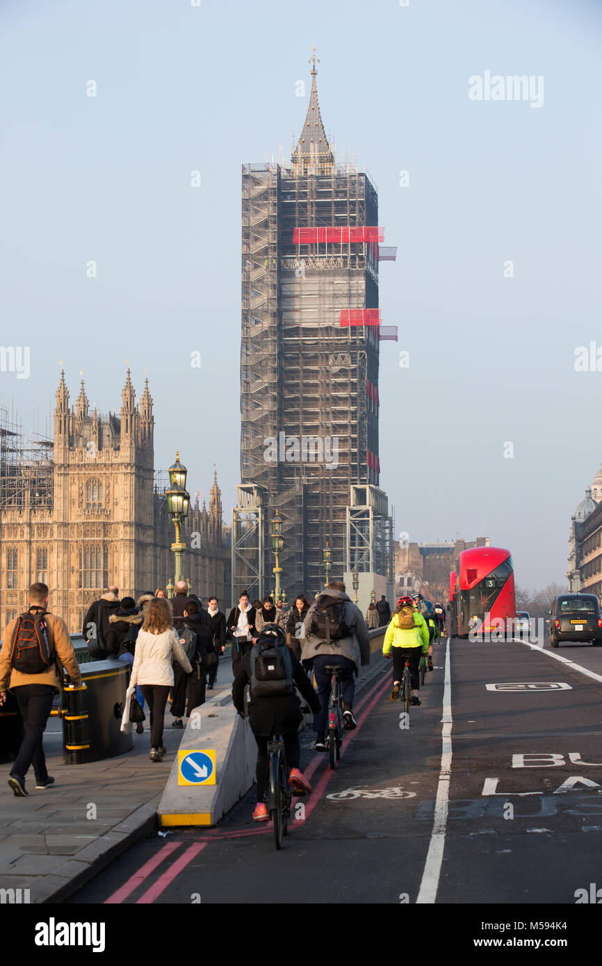 Vista verso il rinnovato parti del case del Parlamento a tutta Westminster Bridge, London, Regno Unito Foto Stock