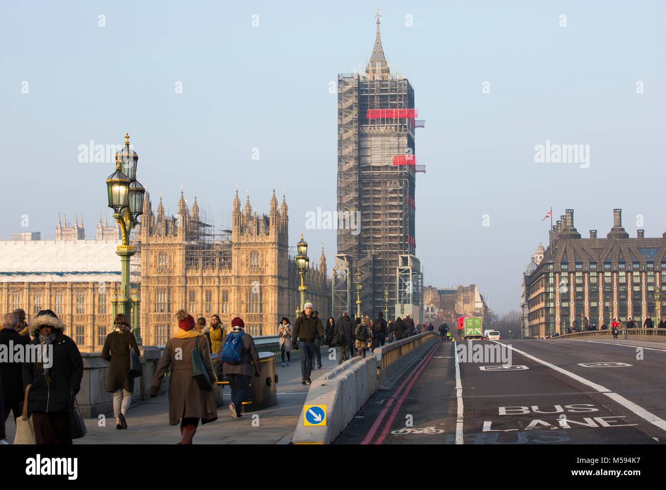 Vista verso il rinnovato parti del case del Parlamento a tutta Westminster Bridge, London, Regno Unito Foto Stock