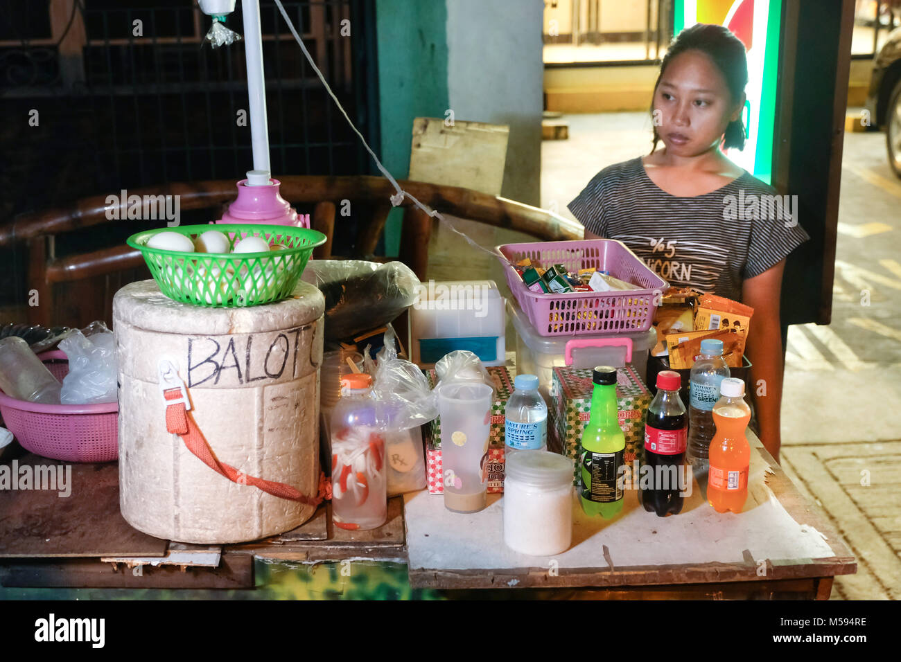 Una notte di stand offre balot, cotto fertilizzato Duck egg, Metro Manila, Filippine Foto Stock