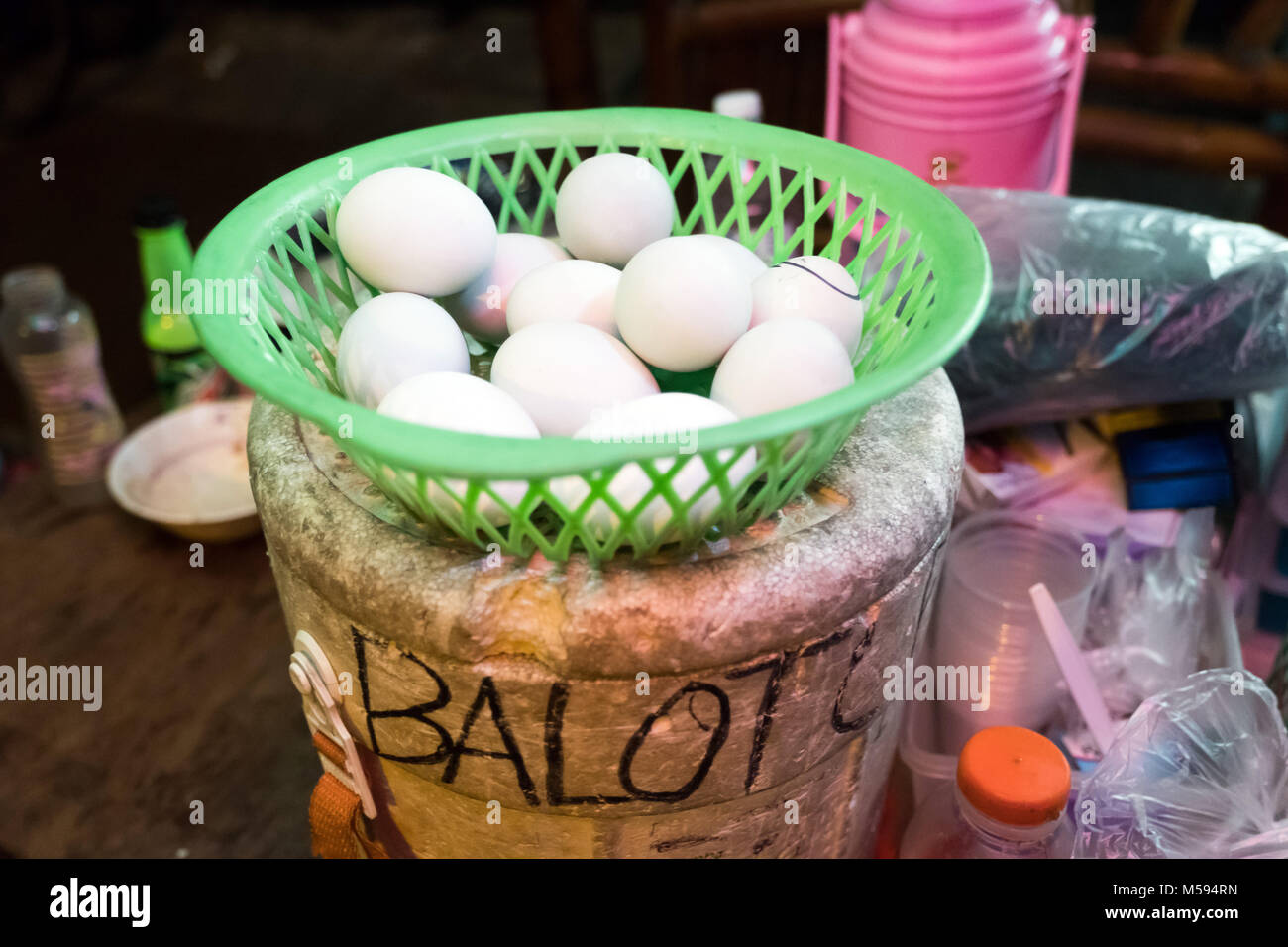 Una notte di stand offre balot, cotto fertilizzato Duck egg, Metro Manila, Filippine Foto Stock