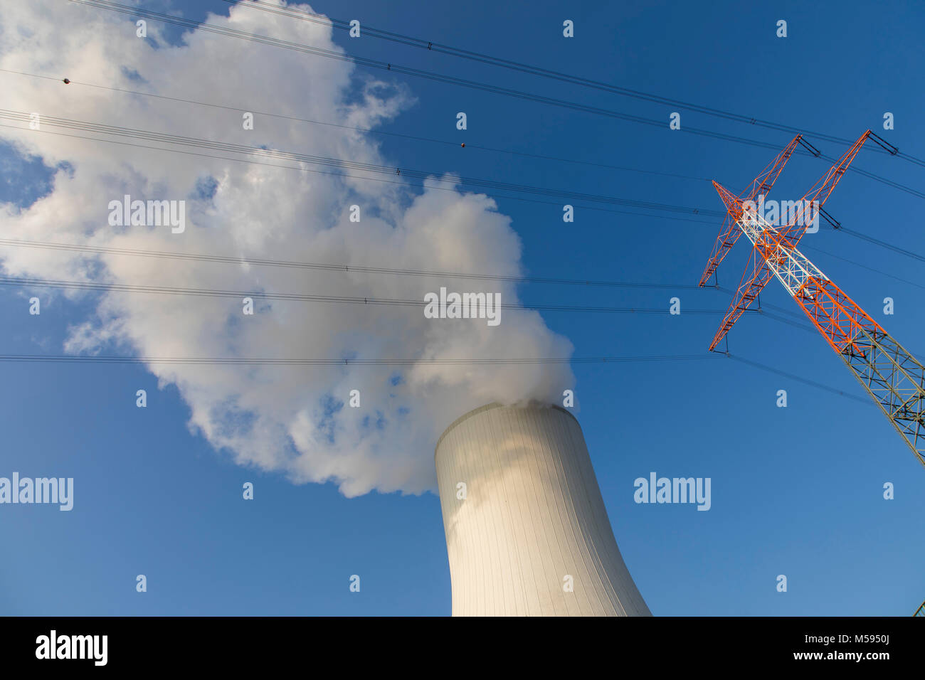 Torre di raffreddamento delle centrali a carbone vegetale Duisburg-Walsum, azionato da STEAG e EVN AG, 181 metri di altezza, acqua nuvola di vapore, la linea di trasmissione di potenza, montante Foto Stock