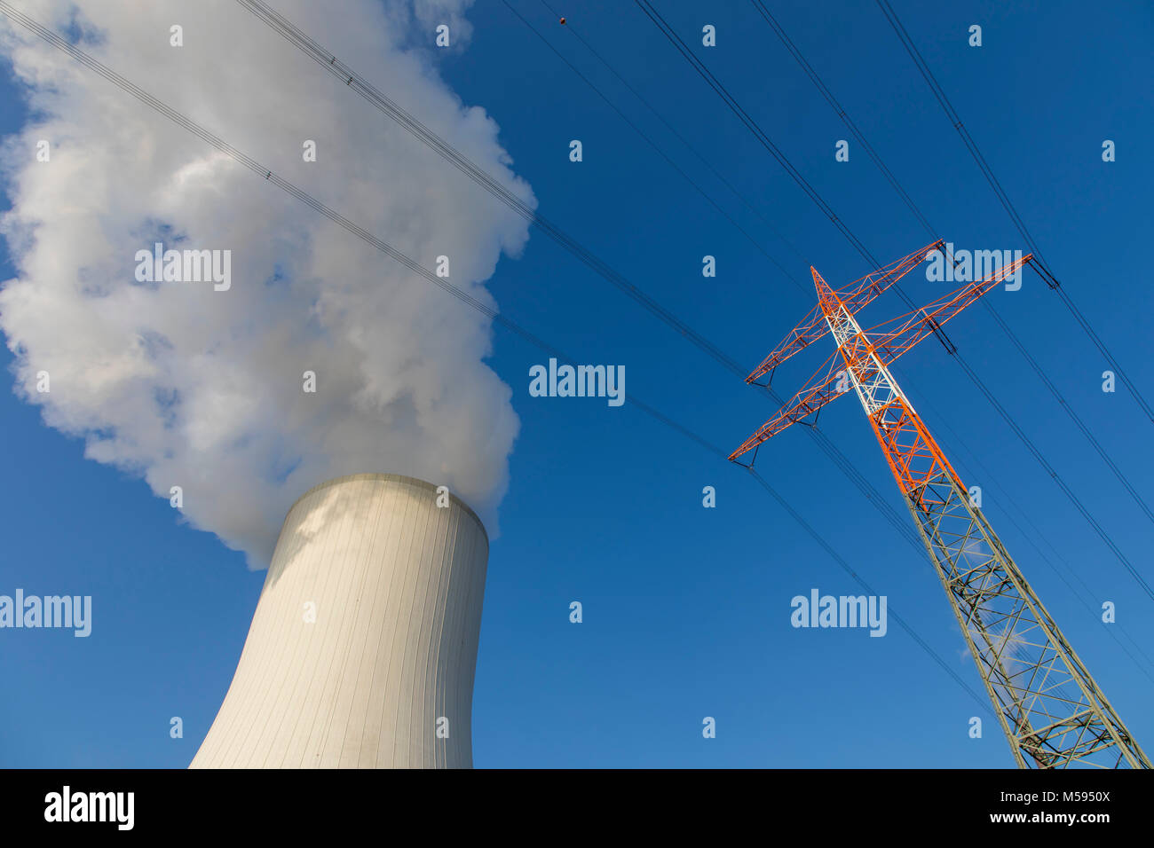 Torre di raffreddamento delle centrali a carbone vegetale Duisburg-Walsum, azionato da STEAG e EVN AG, 181 metri di altezza, acqua nuvola di vapore, la linea di trasmissione di potenza, montante Foto Stock