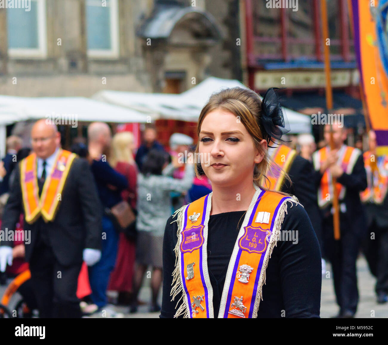 Elemento femmina dell'Ordine di Orange durante la processione fino al Royal Mile per contrassegnare il dodicesimo di luglio eventi Foto Stock
