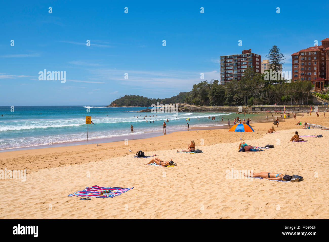 Manly Beach in un giorno di estate con cielo blu, Sydney, Australia Foto Stock