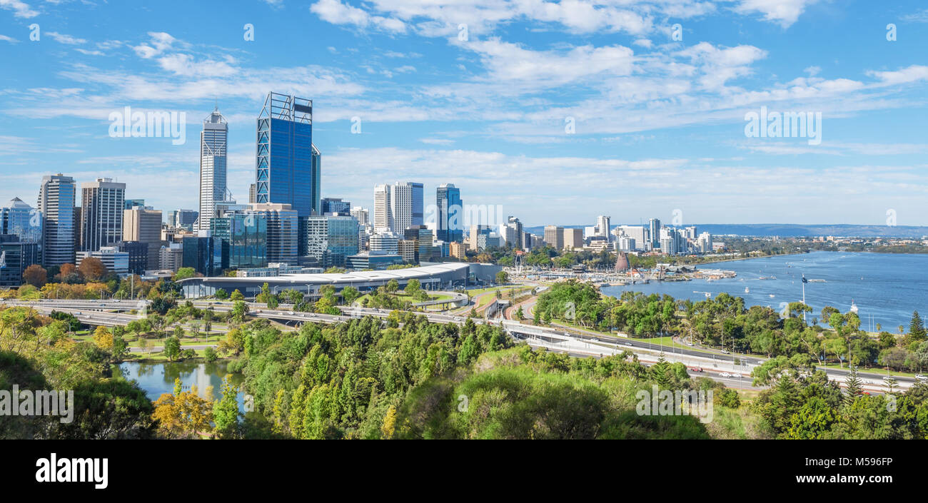 Skyline di Perth con city central business district al mezzogiorno Foto Stock