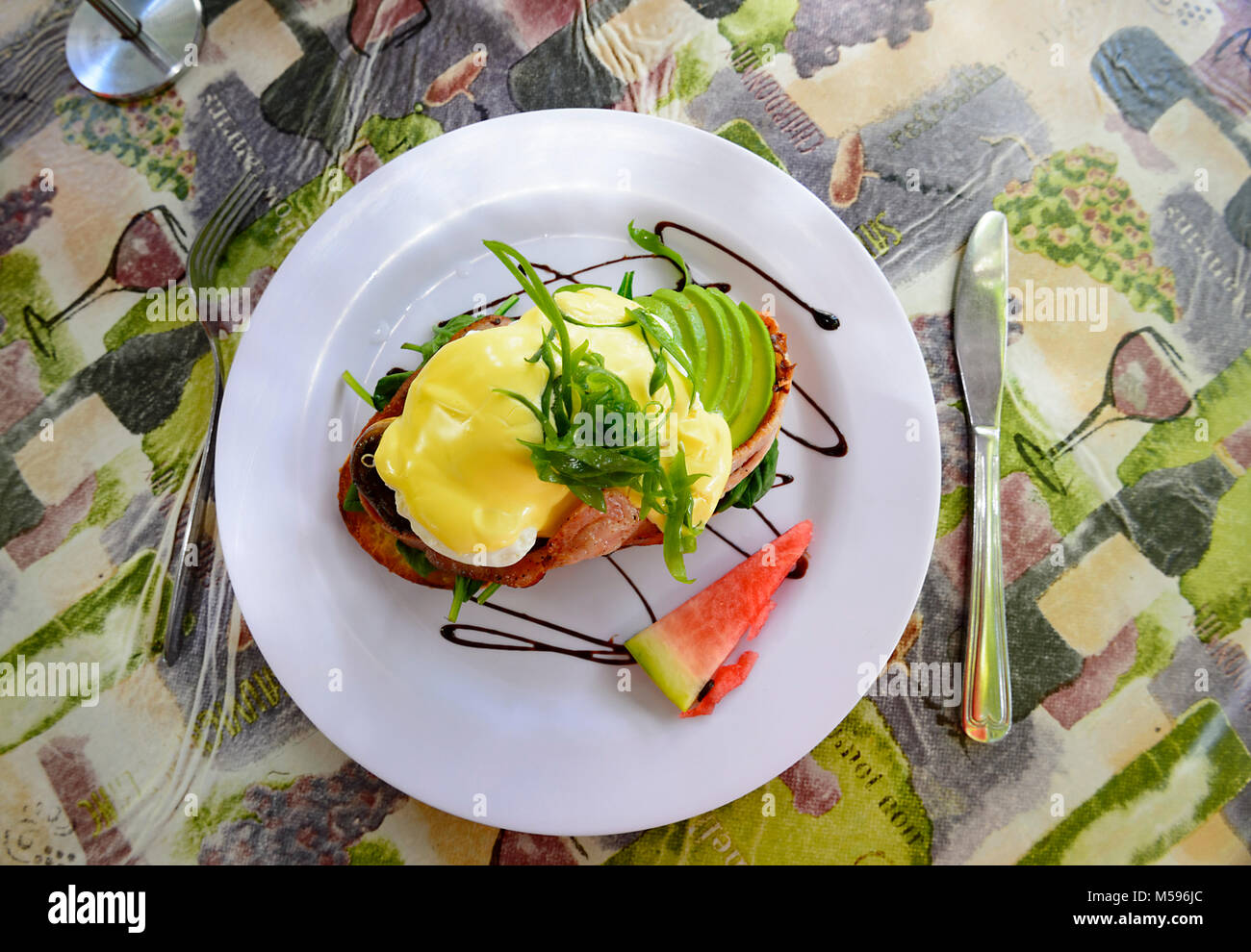 Gustoso classico piatto di uova Benedict su una piastra bianca, ben presentata Foto Stock