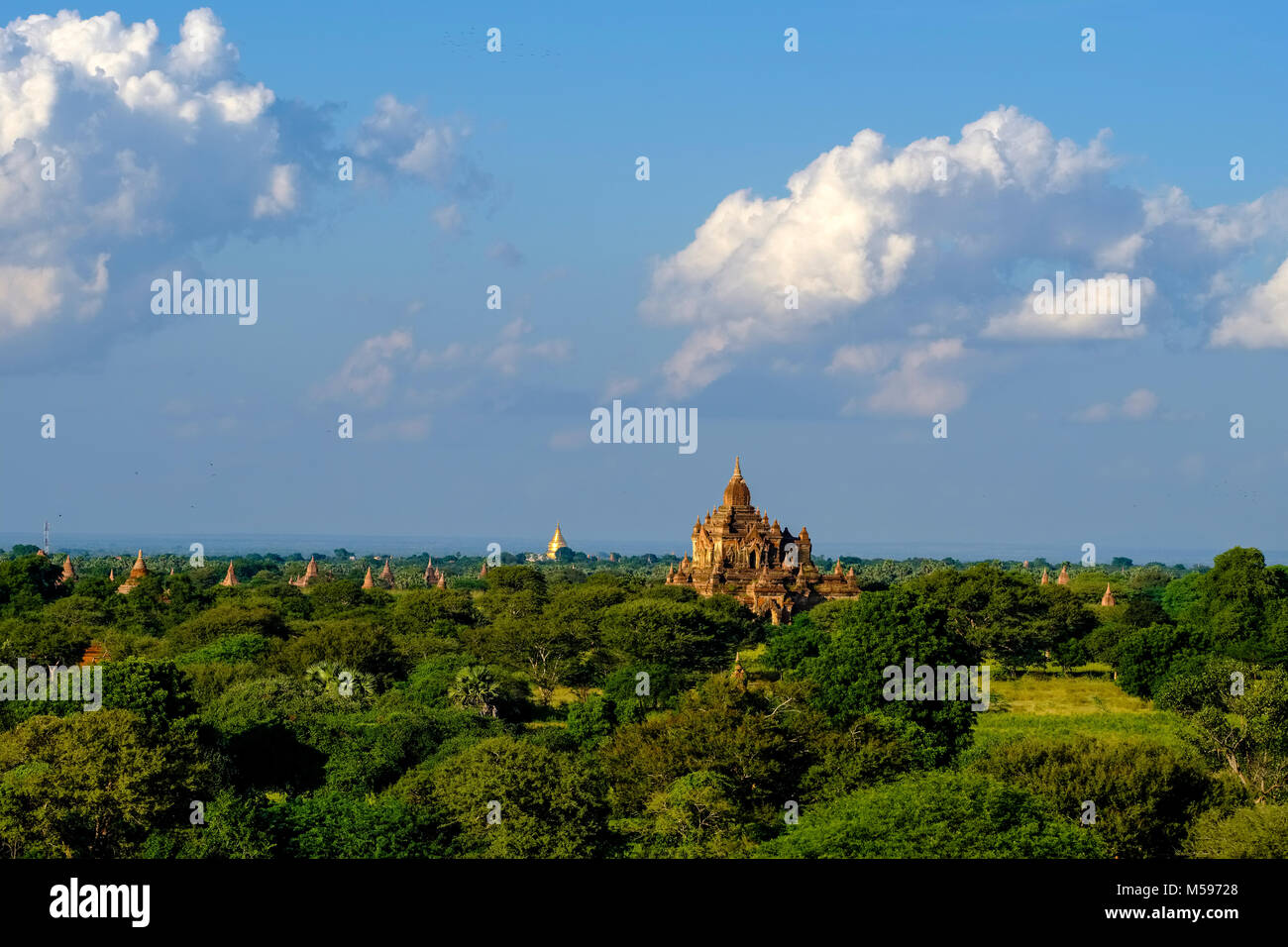 La Nwa al contrario PYA Gu Temple e pagode di Bagan nelle pianure del sito archeologico Foto Stock