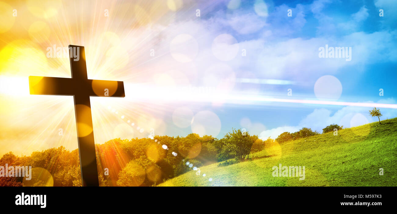 Illustrazione religioso con croce retroilluminato con golden glitter e bokeh di fondo e di natura sullo sfondo del paesaggio. Composizione orizzontale Foto Stock