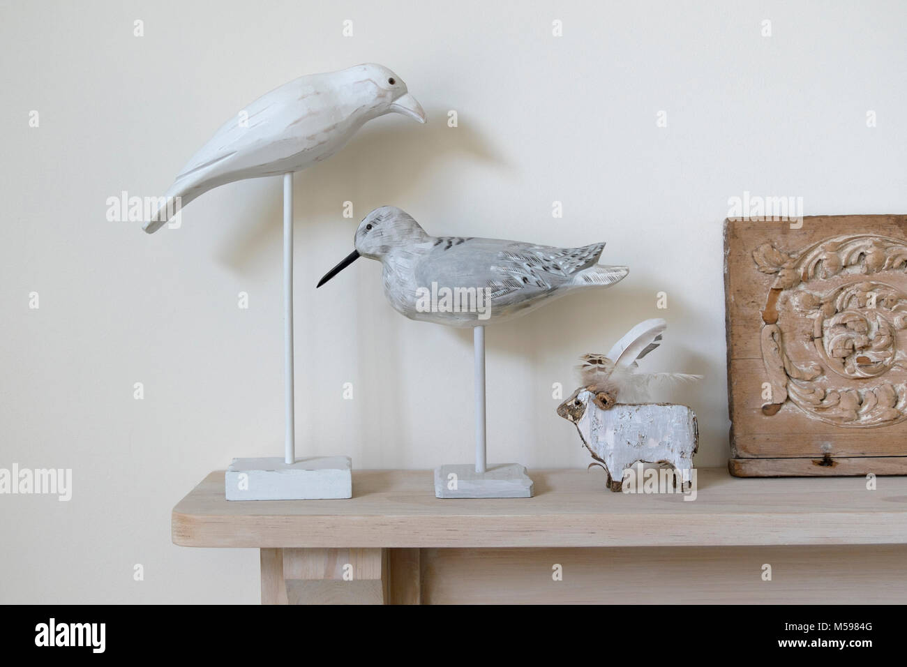 Legno bird e ornamento di pecora su una tavola di legno mantelpiece, REGNO UNITO Foto Stock