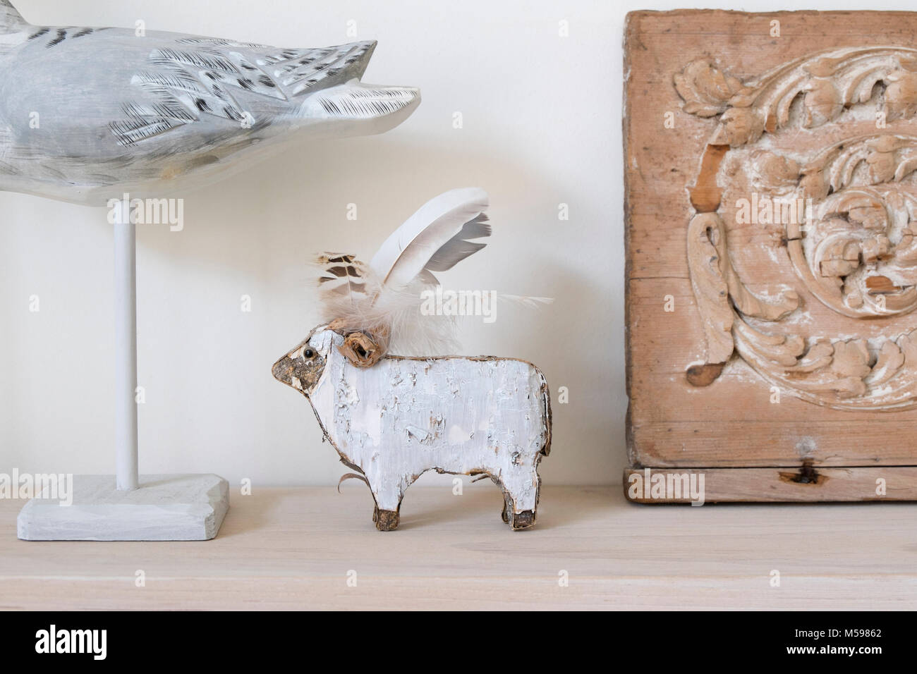 Legno bird e ornamento di pecora su una tavola di legno mantelpiece, REGNO UNITO Foto Stock