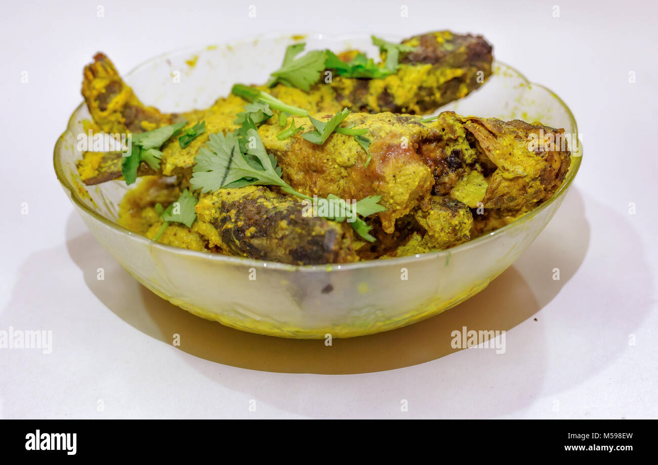 Indiano piccante alimenti per pesci masala curry guarnita con coriandolo e peperoncino verde. Tangra pesce è un popolare non dieta vegetariana nel Bengala occidentale, India. Foto Stock