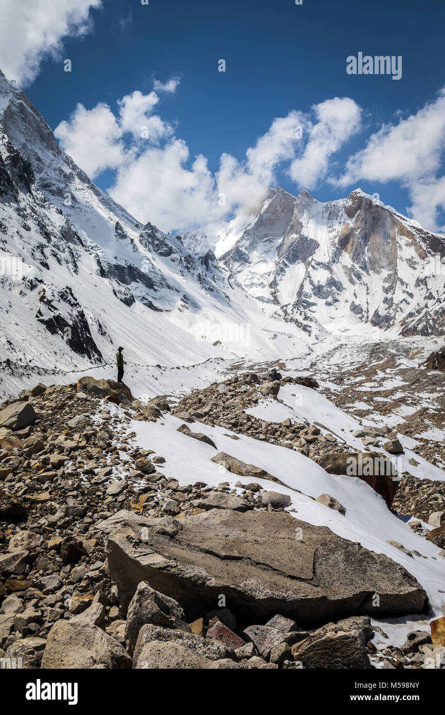 Il possente vette dell'Himalaya e il ghiacciaio dei getti di acqua Foto Stock