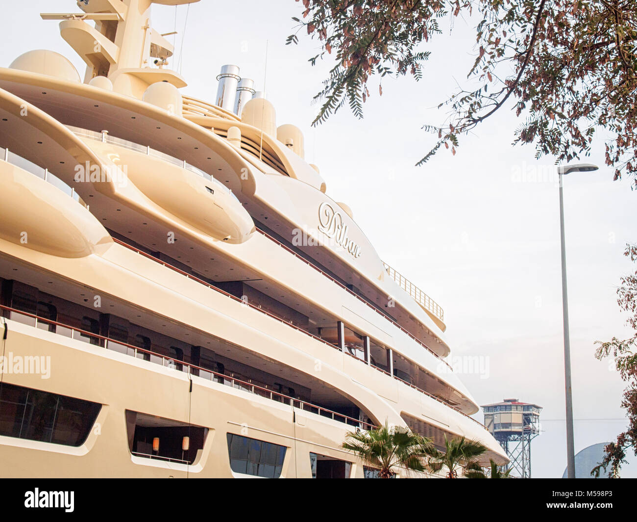 Barcellona, Spagna-febbraio 16, 2018: più grande yacht personale nel mondo 'Dilbar' posseduto da imprenditore russo Alisher Usmanov nel porto di Barcelon Foto Stock