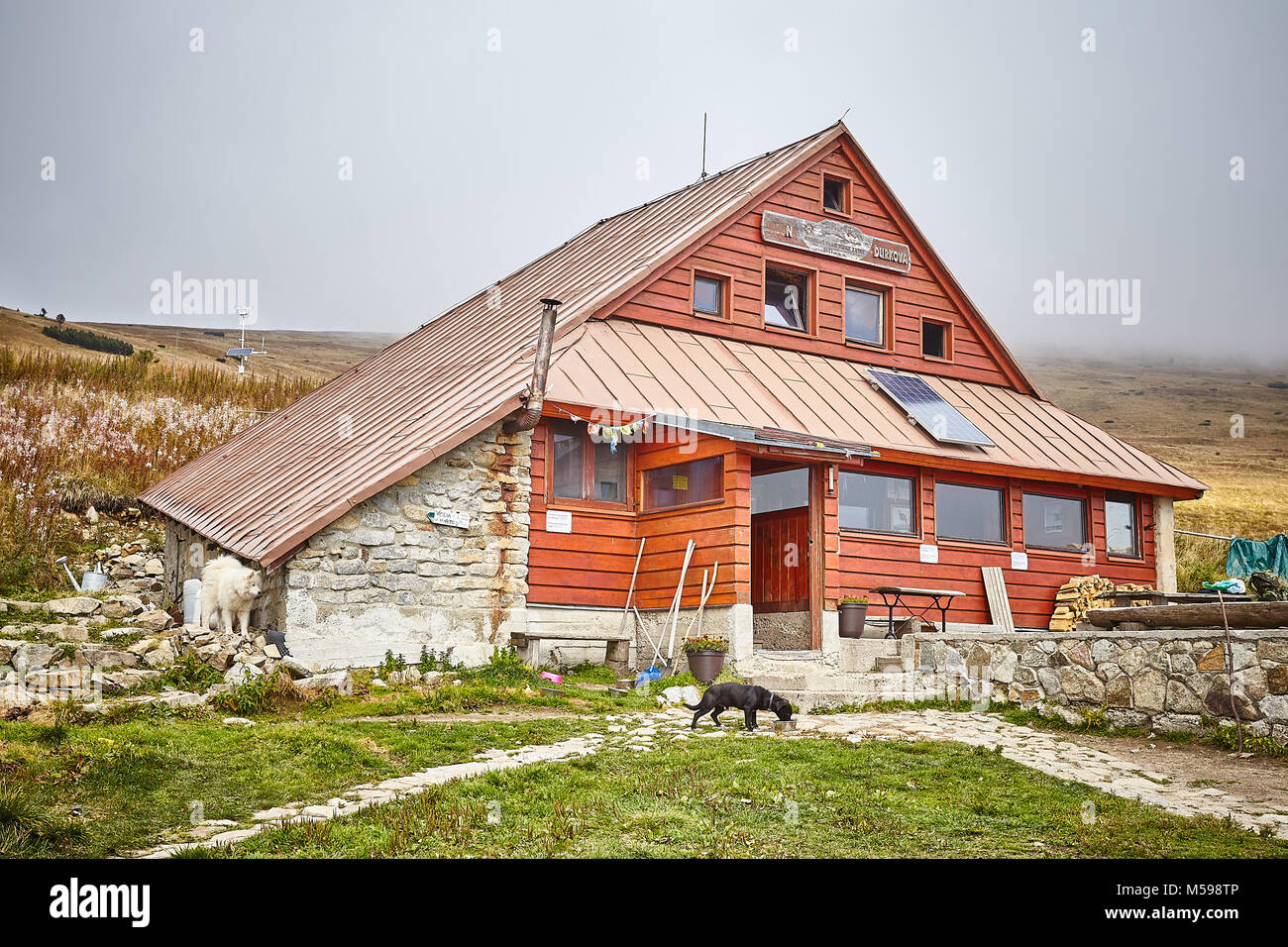 Nízke Tatry, Slovacchia. 30 Settembre, 2017. Off-grid rifugio di montagna " Útulňa Ďurková pod Chabencom' sul crinale principale di Nízke Tatry montagne, Foto Stock