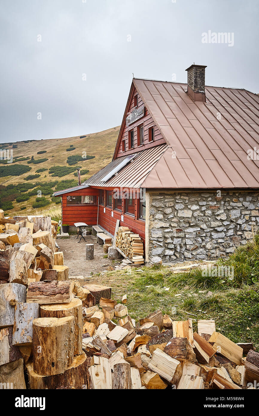 Nízke Tatry, Slovacchia. 30 Settembre, 2017. Off-grid rifugio di montagna " Útulňa Ďurková pod Chabencom' sul crinale principale di Nízke Tatry montagne, Foto Stock
