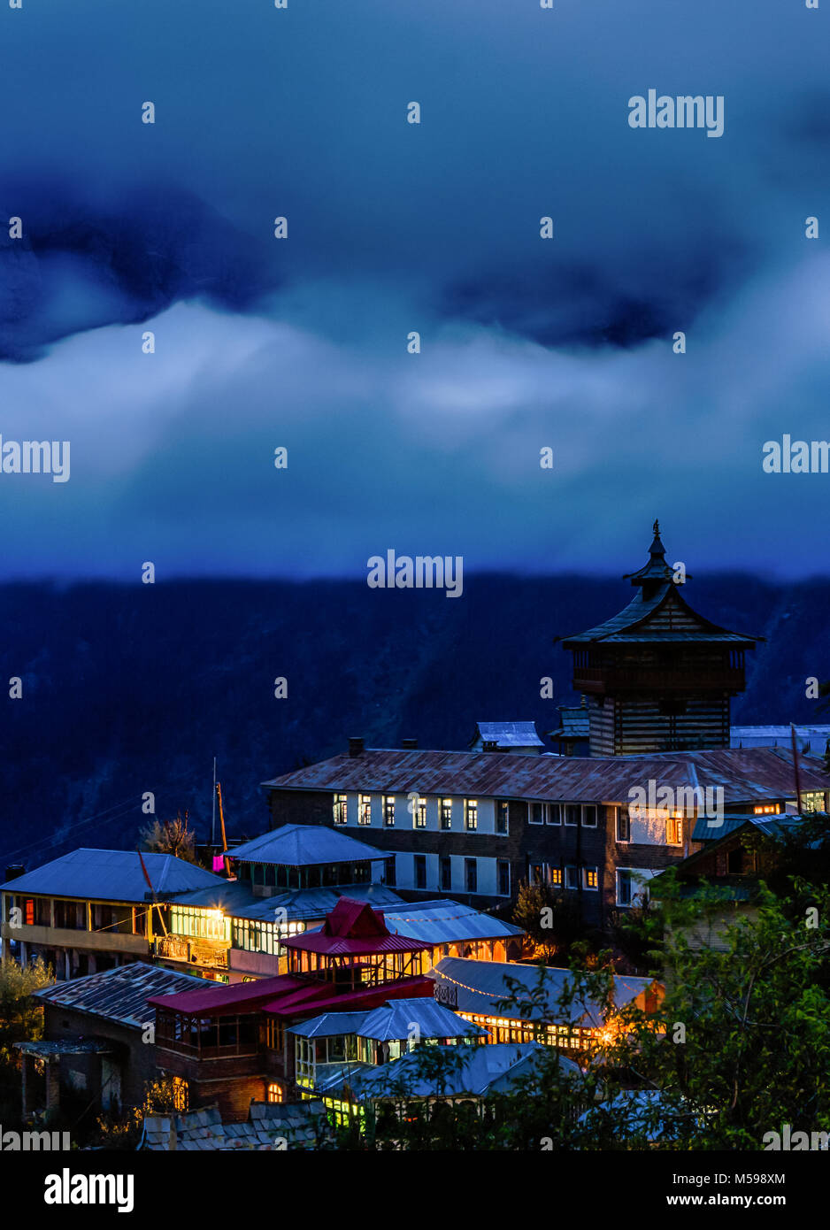 Magia blu ora alla bellissima città di Kalpa che è coperto da nuvole pesanti Foto Stock