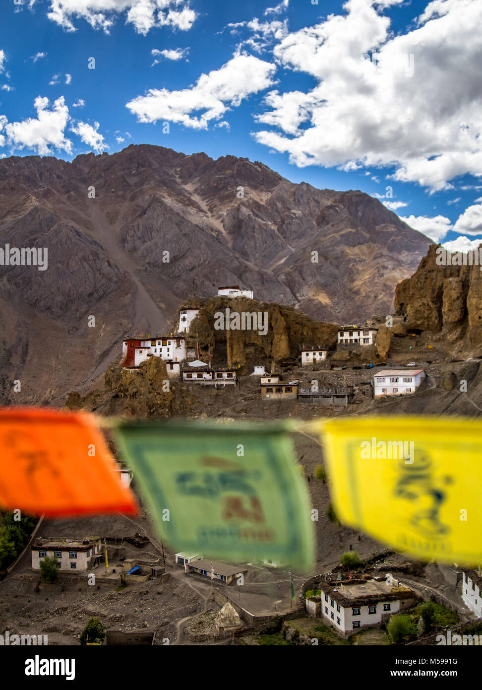 Dhankar monastero di Spiti valley come visto attraverso la preghiera buddista bandiere Foto Stock