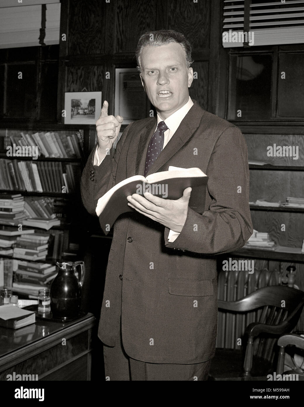 Billy Graham a Moody Chiesa di Chicago. Novembre 11, 1956. Originale fotocamera negativo. Foto Stock