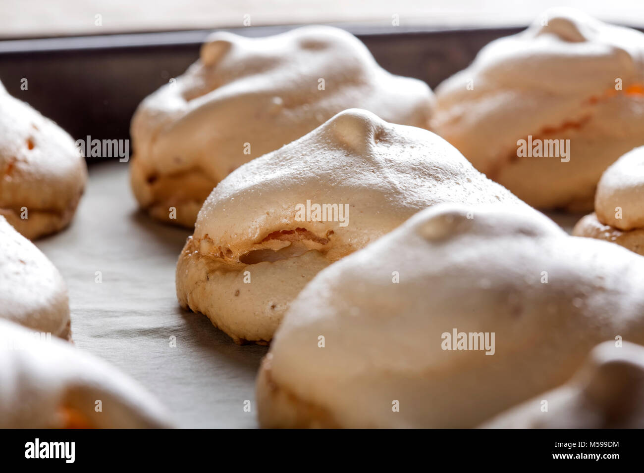 In prossimità di alcuni fatti in casa al forno meringhe sul vassoio Foto Stock