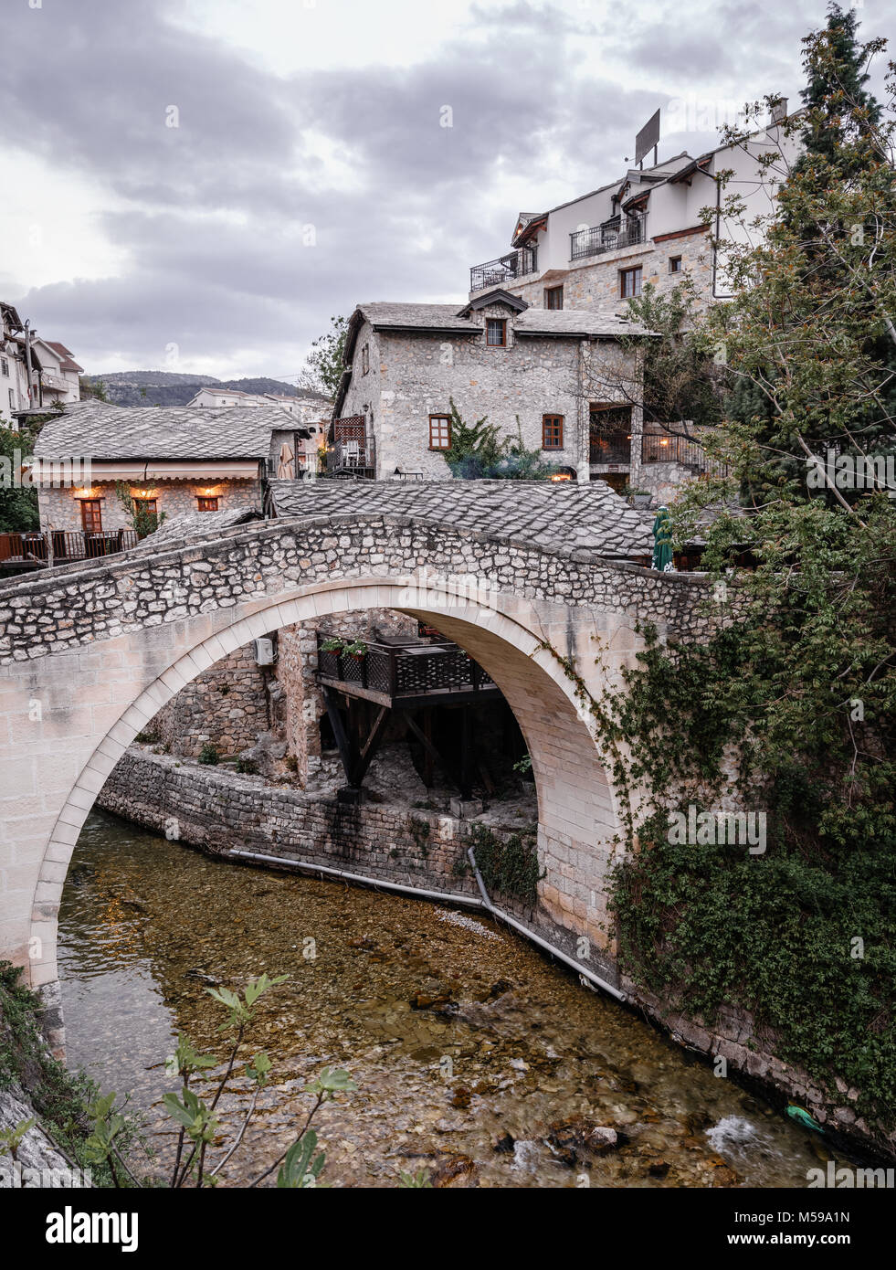 Un ponte pedonale nella parte vecchia della città di Mostar in Bosnia Erzegovina Foto Stock