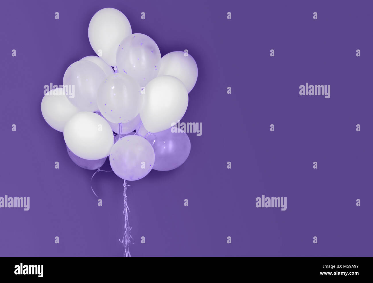 Bianco palloncini di elio su ultra sfondo viola Foto Stock