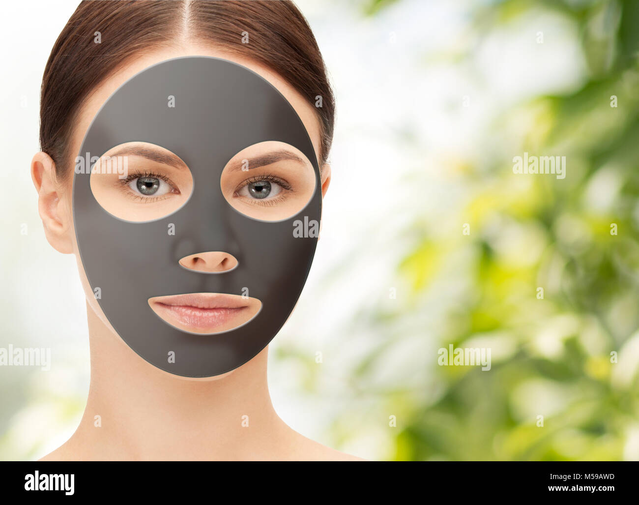 Bella giovane donna con maschera di idrogel sul viso Foto Stock