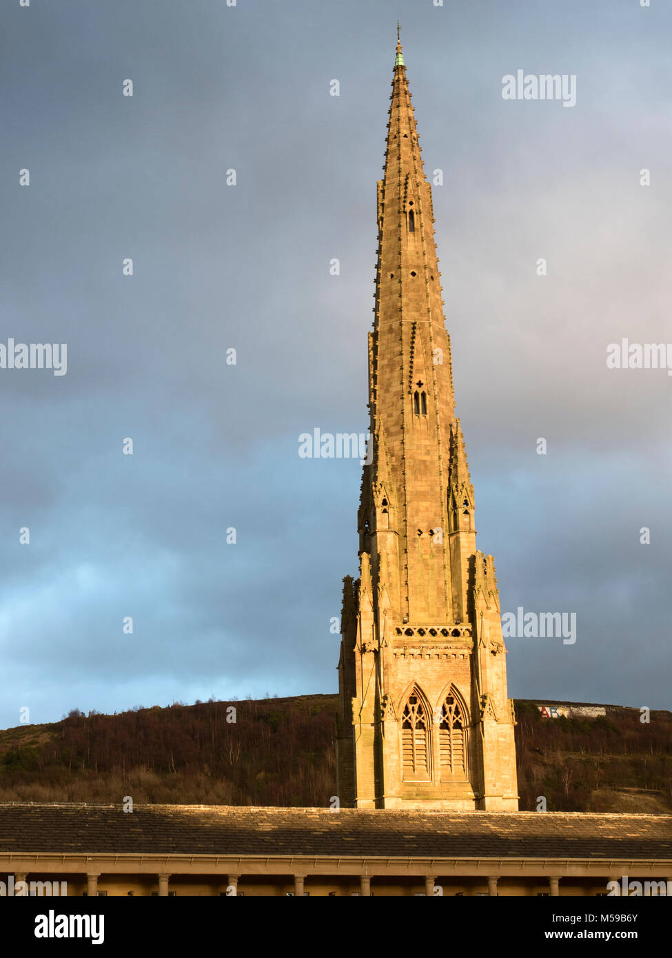 Vecchia Chiesa guglia a Piece Hall al tramonto Halifax West Yorkshire Inghilterra Foto Stock