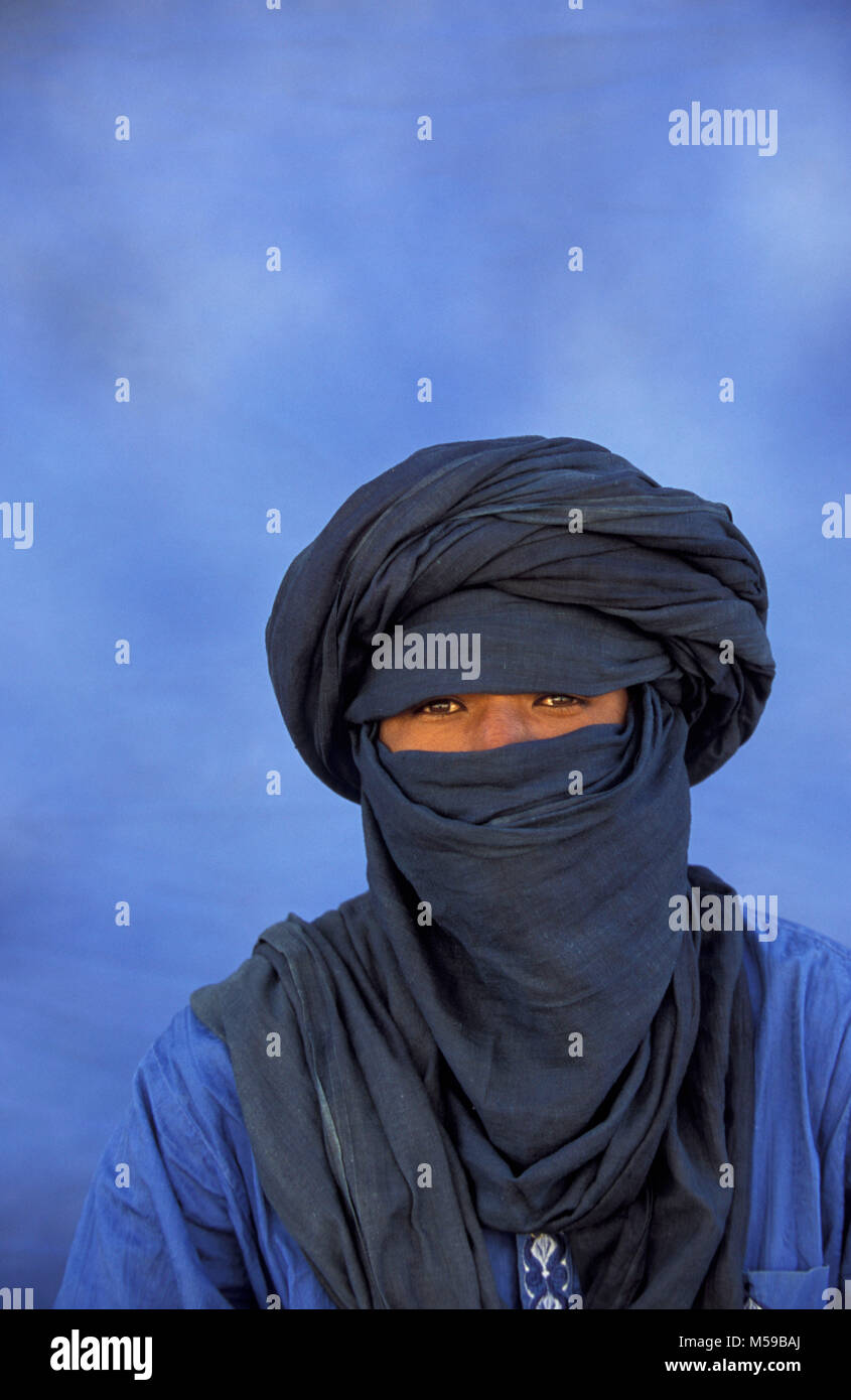 La Libia. Ghat, deserto del Sahara. Uomo di tribù Tuareg indossando il  tradizionale copricapo. Ritratto Foto stock - Alamy