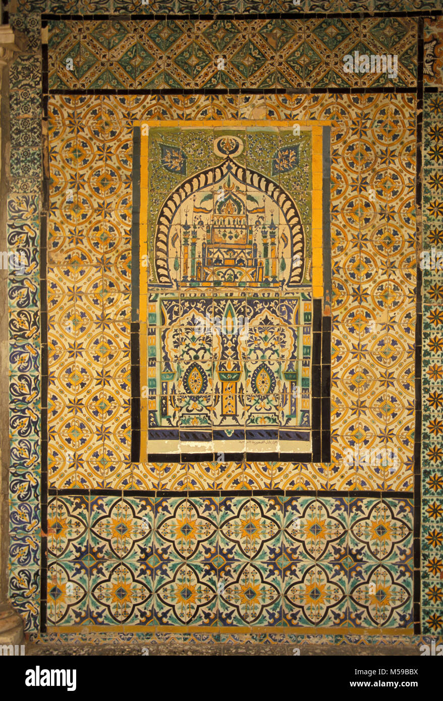 La Libia. Tripoli. Mosaici e la porta di entrata alla Moschea Gurgi (1833) nella vecchia città. Dettaglio. Foto Stock